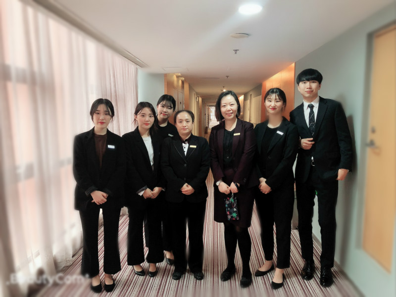 Group photo of international students and housekeeping teacher