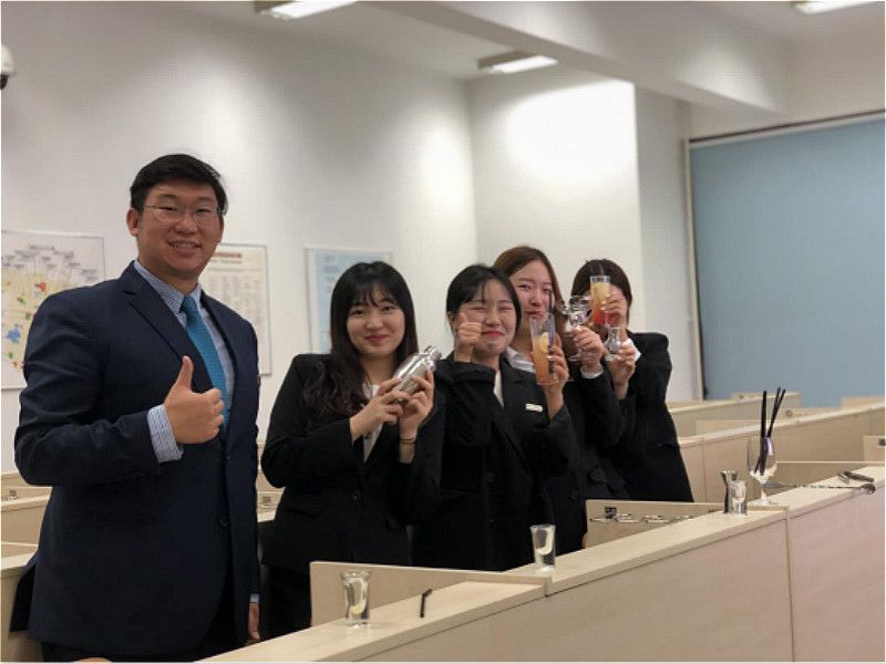 Teacher Ju Yunlei and the foreign students in the bartending class