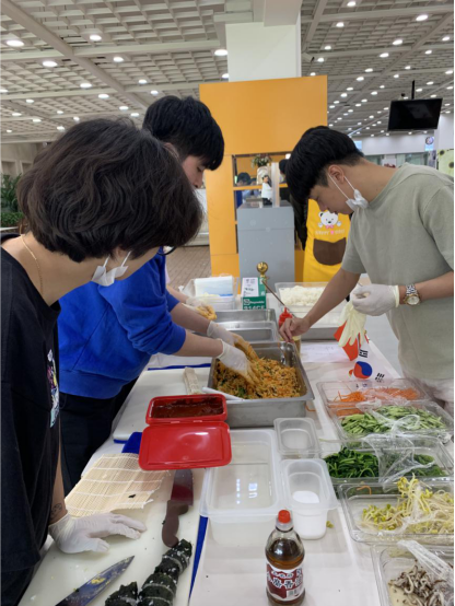 International students making bibimbap