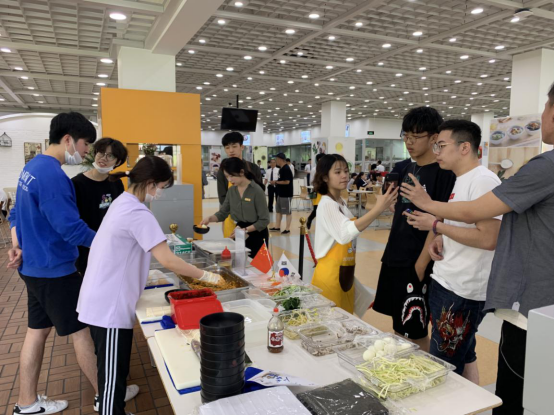 Chinese and Swiss students who came to taste bibimbap